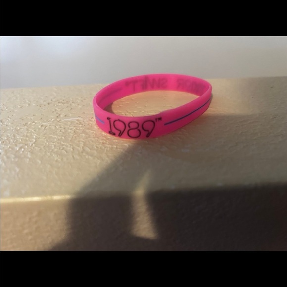 Official Taylor Swift neon pink 1989 tour rubber bracelet - Picture 3 of 3